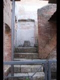 05747 ostia - regio iii - insula v - casa delle volte dipinte (iii,v,1) - raum ix - treppe - 01-2024.jpg